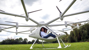 Der Volocopter mit den Piloten Alexander Zosel und Thomas Senkel